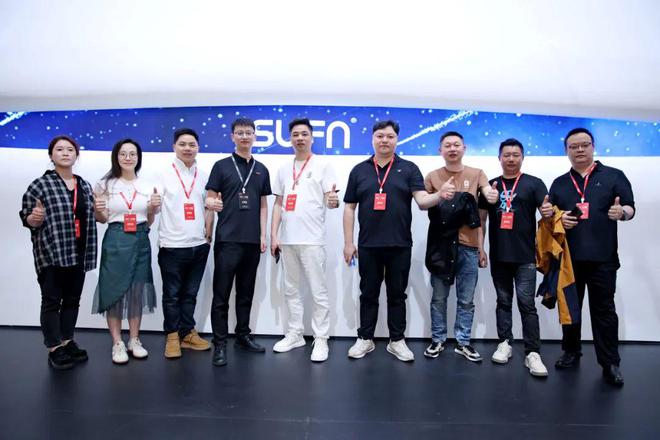 店曝光！创始人：坚持高投入研发！九游会网站三峰照明1300㎡旗舰(图3)
