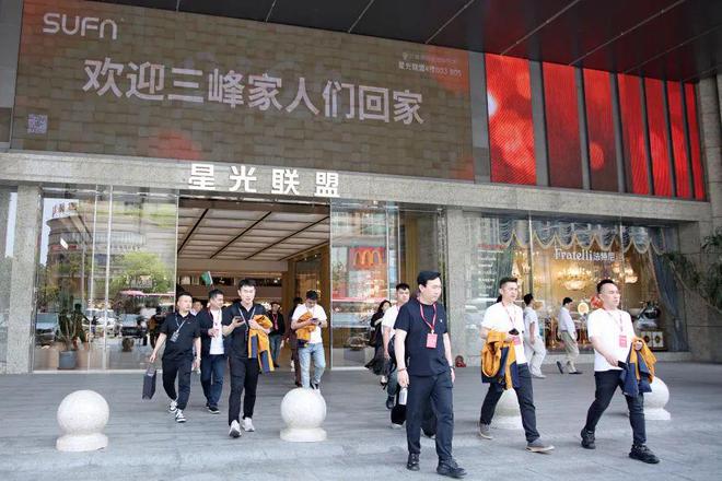 店曝光！创始人：坚持高投入研发！九游会网站三峰照明1300㎡旗舰(图11)